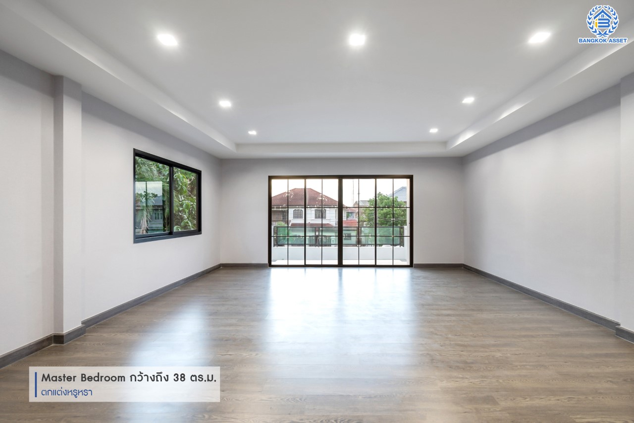 คฤหาสน์ตกแต่งใหม่ คุณภาพ LH ม.ชลลดา บางบัวทอง แปลงมุม เนื้อที่ 121 ตร.ว. ตกแต่งหรูหรา ตอบโจทย์ครอบครัวใหญ่ ด้วยฟังก์ชัน 4 ห้องนอน 6 ห้องน้ำ 1 ห้องอเนกประสงค์ 1 ห้องแม่บ้าน จอดรถได้ถึง 4 คัน มีสนามหญ้าด้านข้างกว้างขวาง พร้อม Facilities ครบ! บนทำเลคุณภาพ เชื่อมต่อได้หลายเส้นทาง ใกล้เซ็นทรัลเวสต์เกต และรถไฟฟ้า "สถานีบางพลู"